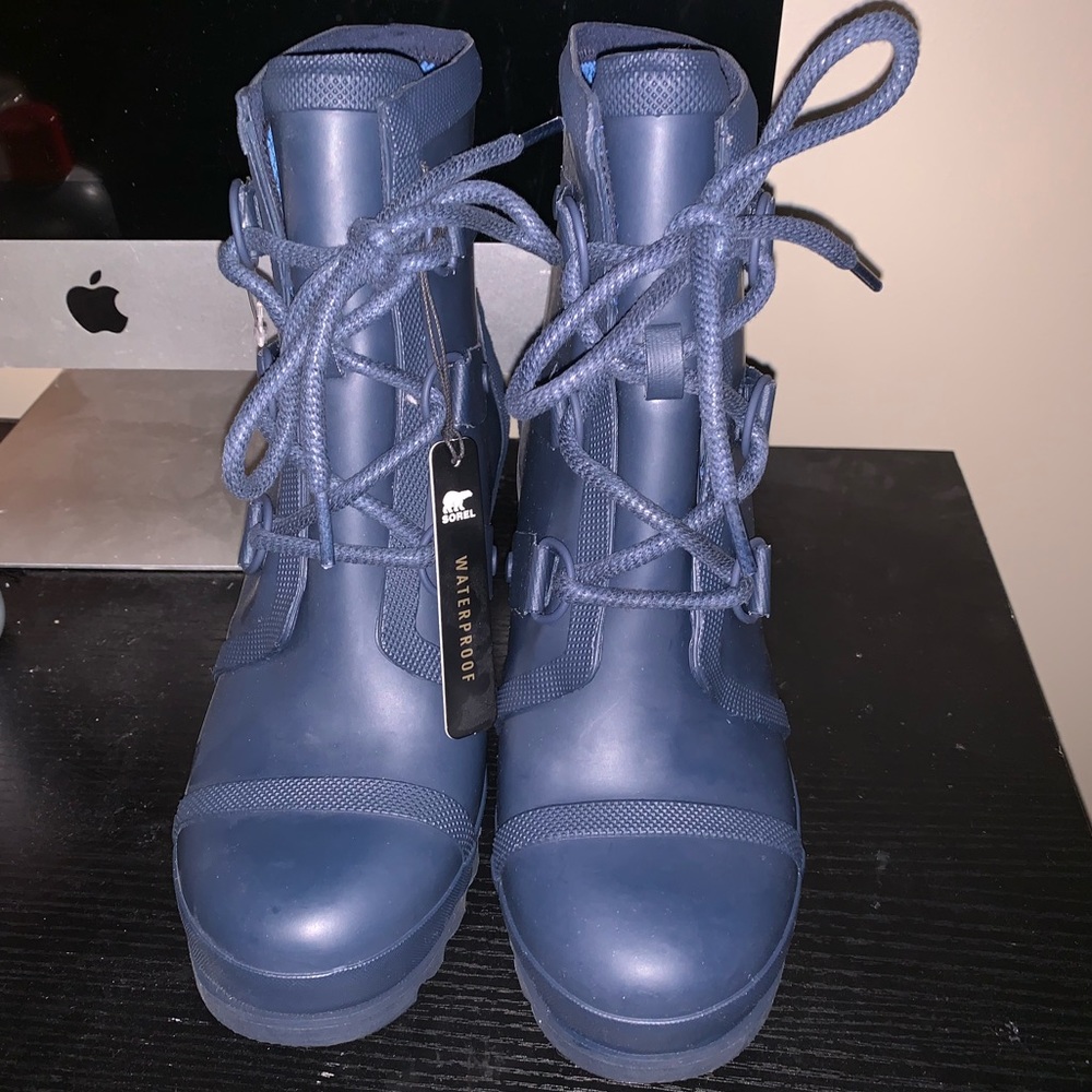 Brand new size 7 navy Sorel boots!